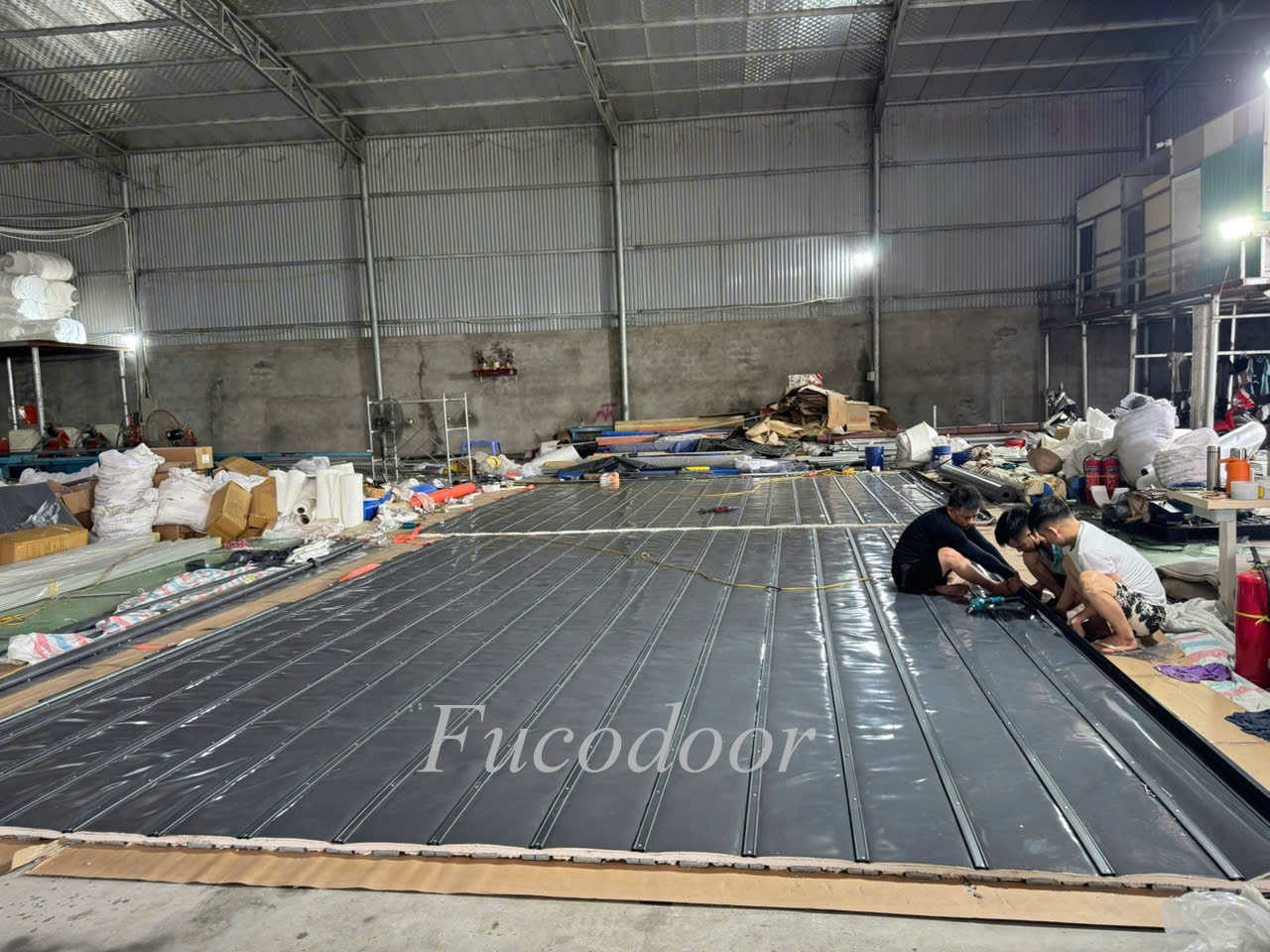 Sản phẩm cửa cuốn ngăn cháy EI70, EI60, EI45, EI30, EI15 có khả năng tự động hạ xuống hoặc nâng lên khi có tín hiệu báo cháy/báo khói