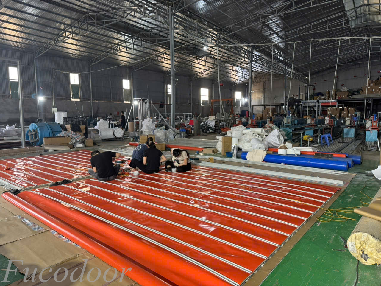 Sản phẩm cửa cuốn ngăn cháy EI70, EI60, EI45, EI30, EI15 có khả năng tự động hạ xuống hoặc nâng lên khi có tín hiệu báo cháy/báo khói