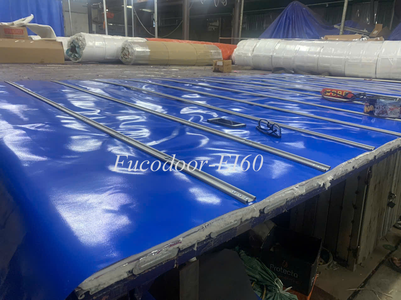 Sản phẩm cửa cuốn ngăn cháy EI70, EI60, EI45, EI30, EI15 có khả năng tự động hạ xuống hoặc nâng lên khi có tín hiệu báo cháy/báo khói