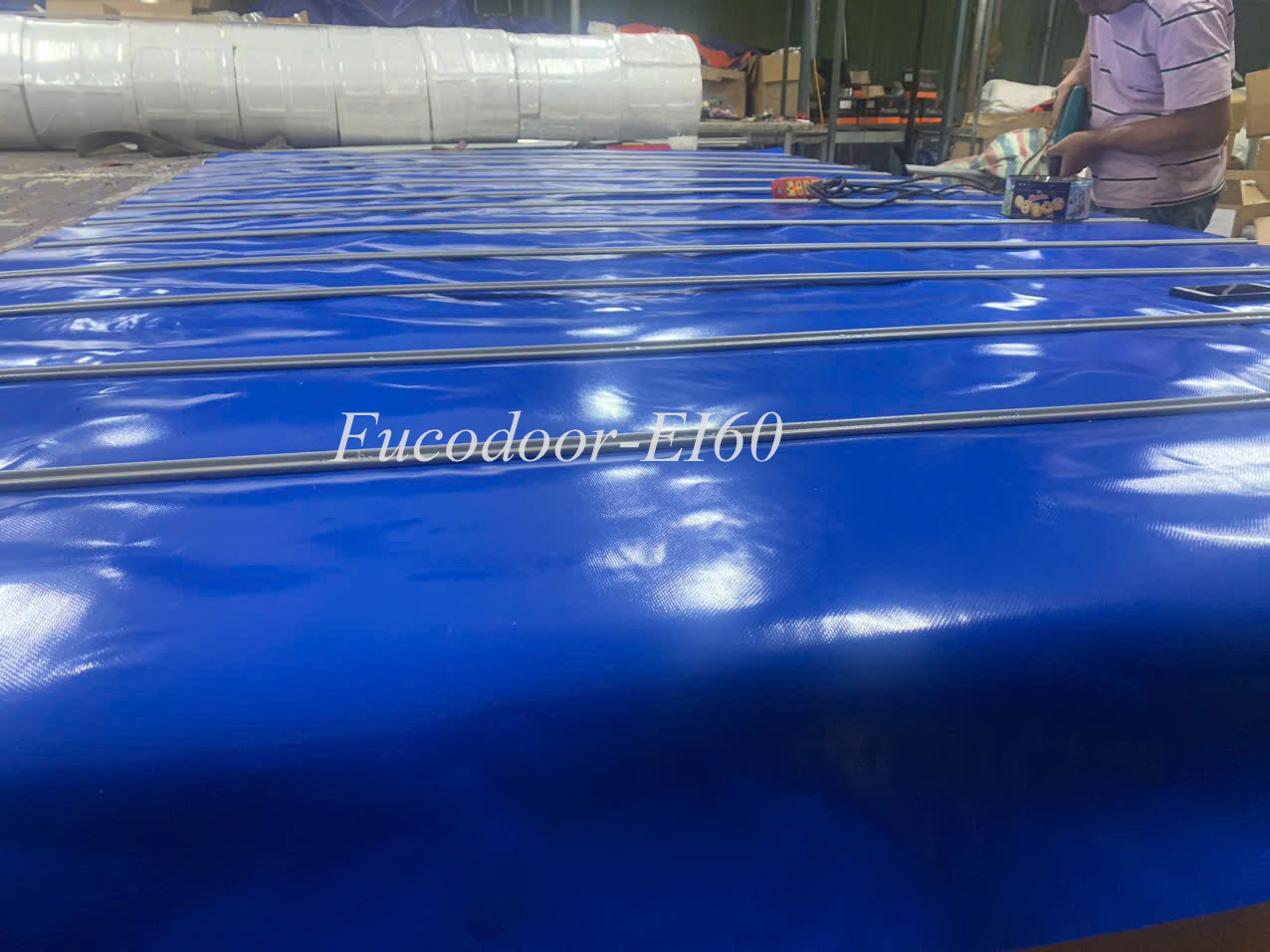 Sản phẩm cửa cuốn ngăn cháy EI70, EI60, EI45, EI30, EI15 có khả năng tự động hạ xuống hoặc nâng lên khi có tín hiệu báo cháy/báo khói