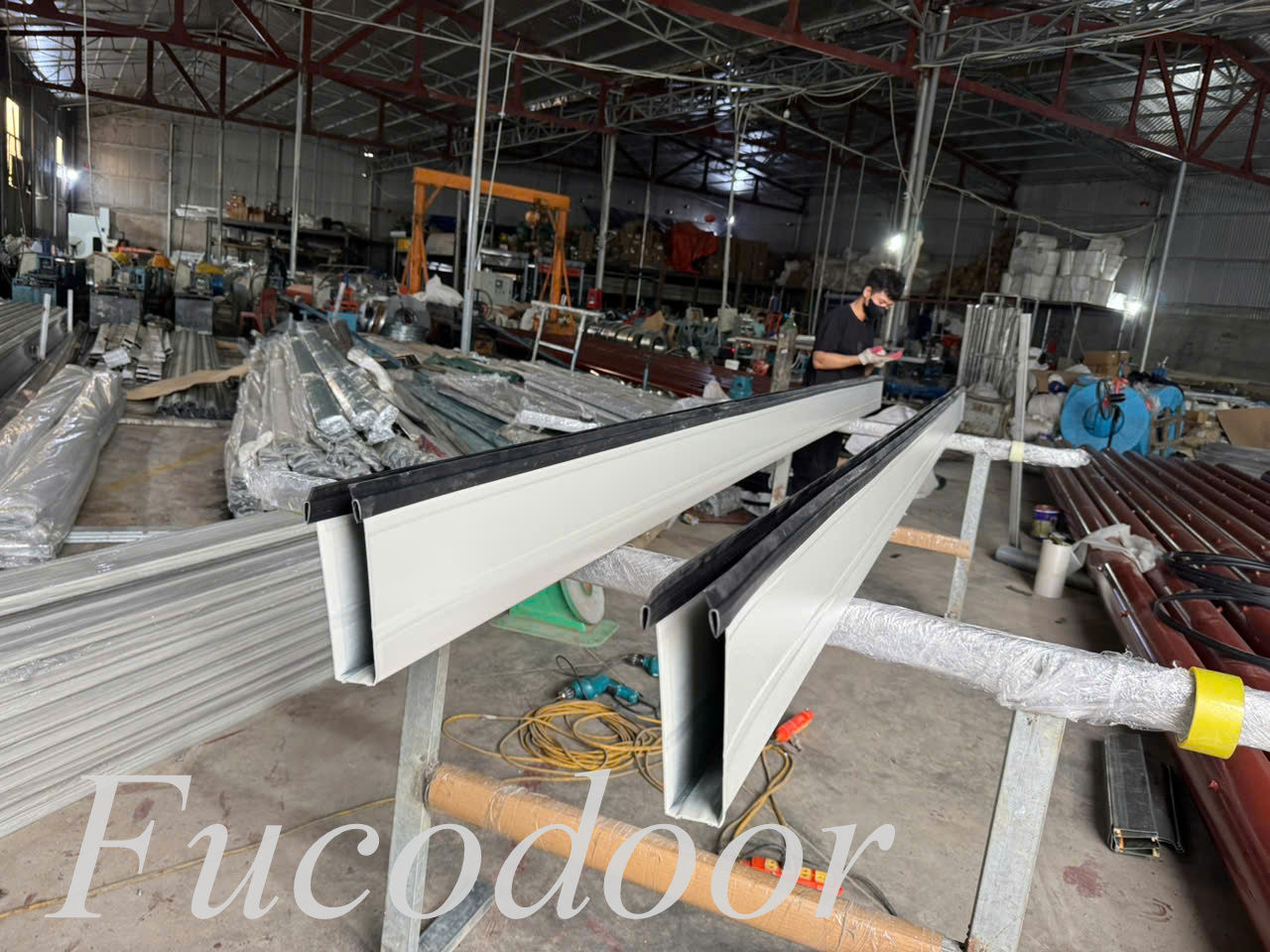 cửa cuốn công nghiệp giá tốt, cách chọn cửa cuốn cho cửa kích thước lớn, ưu điểm cửa cuốn siêu trường