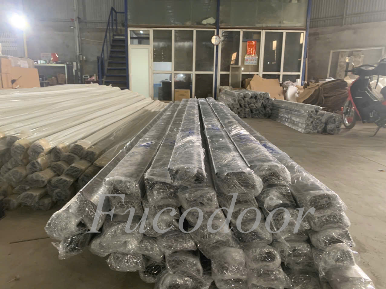cửa cuốn siêu trường chống gió inox