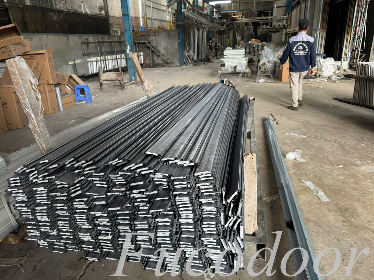 cửa cuốn siêu trường trục lớn, cửa cuốn siêu trường ray U dày, cửa cuốn siêu trường chịu gió, cửa cuốn siêu trường nhà xưởng, cửa cuốn siêu trường kho logistics, cửa cuốn siêu trường nhà máy, cửa cuốn siêu trường trung tâm thương mại, cửa cuốn siêu trường bến xe nhà ga, cửa cuốn siêu trường và cửa trượt công nghiệp