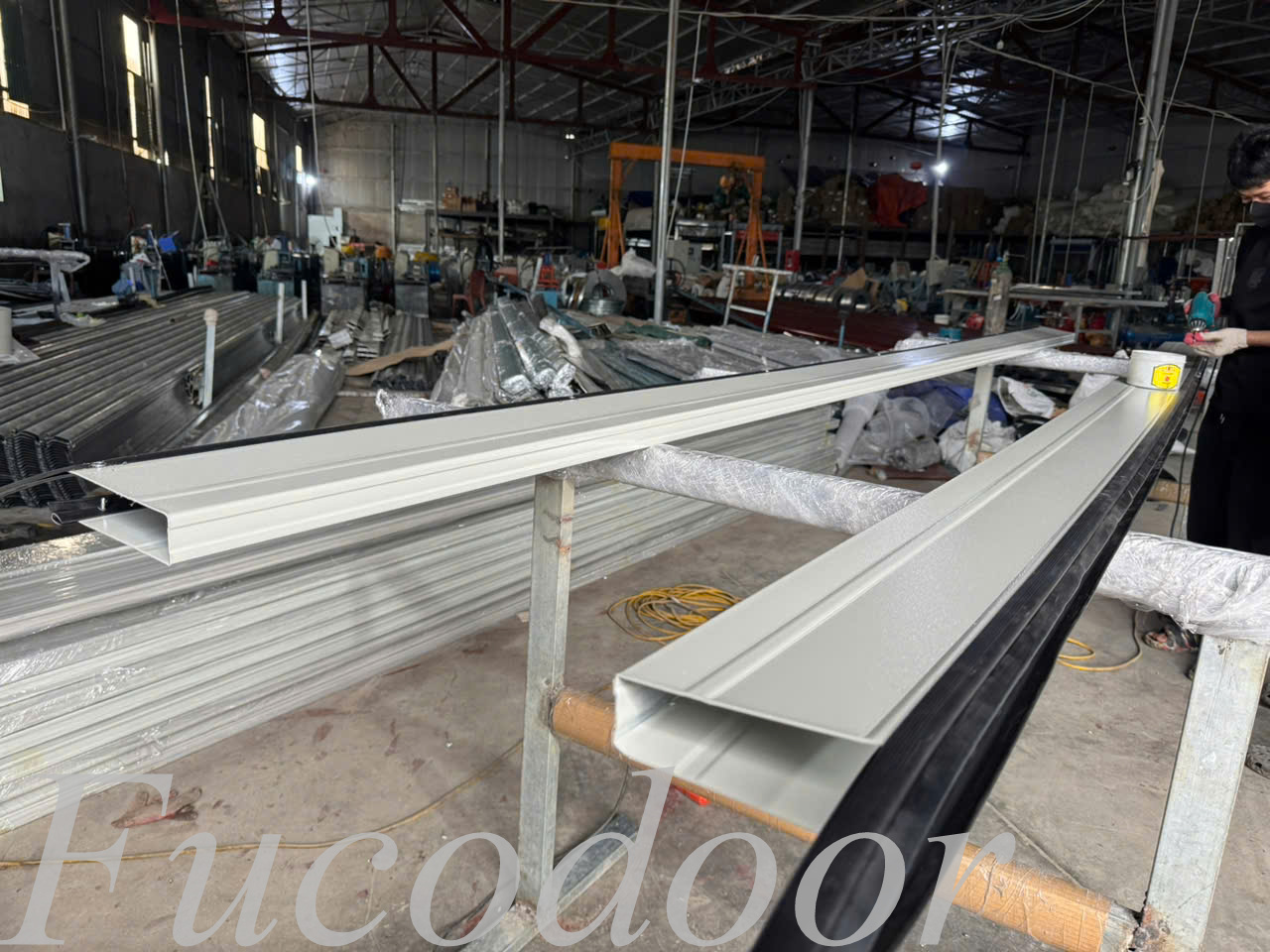 Cửa cuốn chống gió cho nhà xưởng, Cửa cuốn chống bão cho nhà máy, Cửa cuốn chống gió cho kho hàng, Cửa cuốn chống bão trung tâm logistics, Cửa cuốn chống gió cho showroom, Cửa cuốn chống bão cho gara ô tô, Cửa cuốn chống gió cho cảng biển, Cửa cuốn chống bão khu công nghiệp, Cửa cuốn chống gió đạt tiêu chuẩn