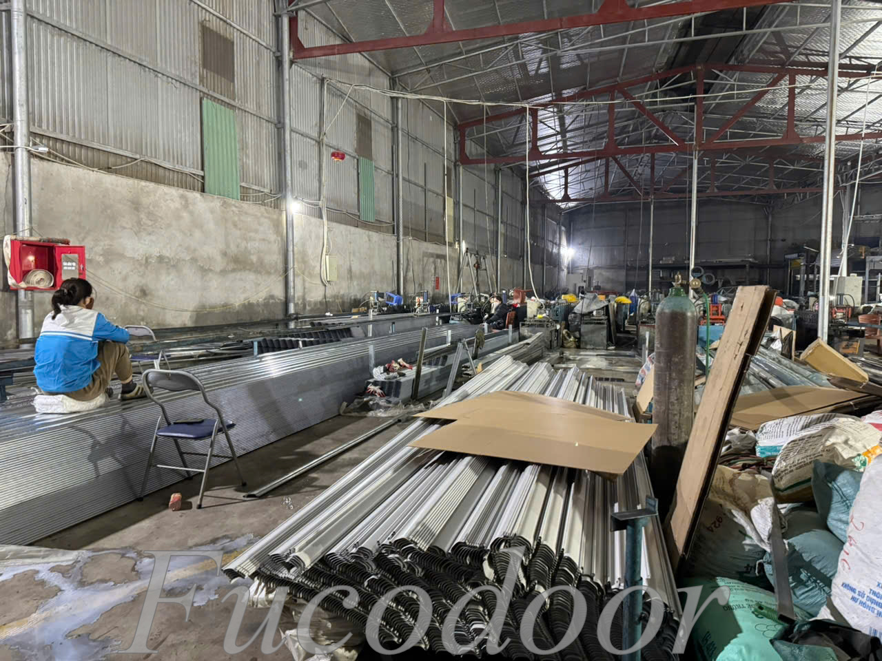 cửa cuốn tự động cho kho xưởng lớn, giá thay lá cửa cuốn thép siêu trường thay lá cửa cuốn thép siêu trường giá bao nhiêu