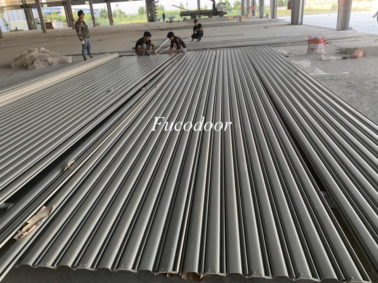 cửa cuốn siêu trường trục lớn, cửa cuốn siêu trường ray U dày, cửa cuốn siêu trường chịu gió, cửa cuốn siêu trường nhà xưởng