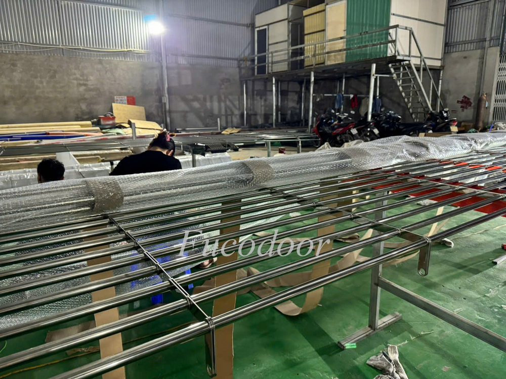 cấu tạo cửa cuốn song ngang, cấu tạo cửa cuốn khớp thoáng, cửa cuốn song ngang có tốt không, ưu điểm cửa cuốn song ngang, cửa cuốn khớp thoáng có an toàn không, cửa cuốn song ngang inox 304, cửa cuốn song ngang chống gỉ, cửa cuốn song ngang độ bền cao, cửa cuốn song ngang điều khiển từ xa,