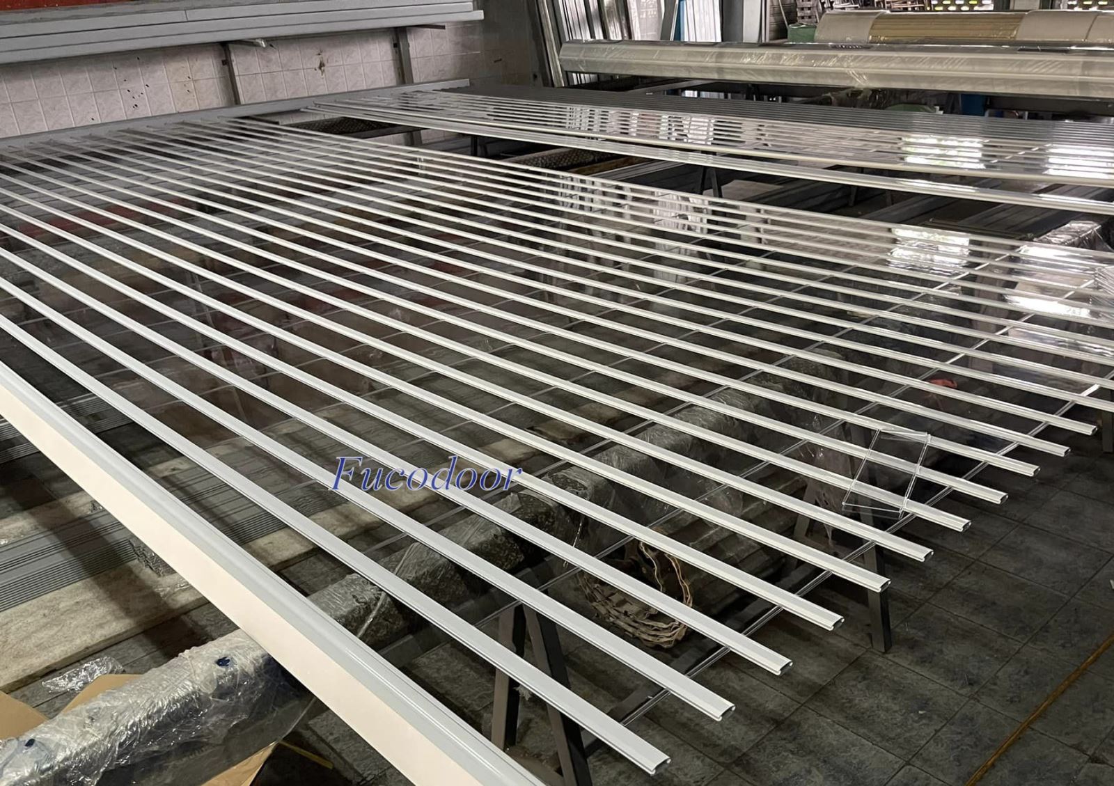 lắp đặt cửa cuốn trong suốt, cửa cuốn Polycarbonate cho showroom, cửa cuốn Polycarbonate cho cửa hàng, cửa cuốn Polycarbonate cho trung tâm thương mại