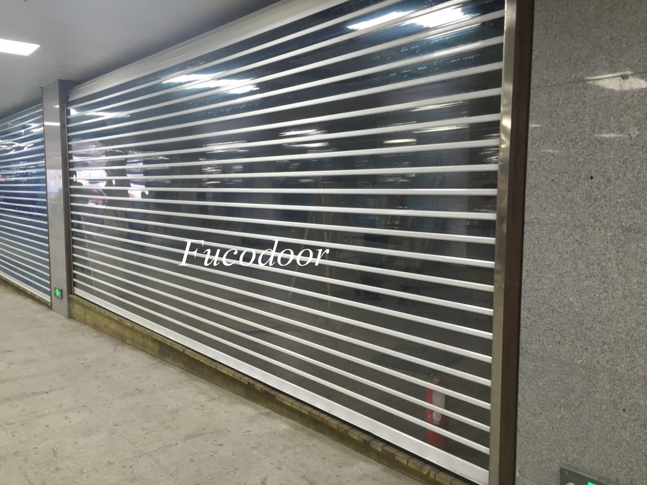 ưu điểm cửa cuốn Polycarbonate, cửa cuốn Polycarbonate chống tia UV, cửa cuốn Polycarbonate chống va đập, cửa cuốn Polycarbonate lấy sáng, cửa cuốn Polycarbonate độ bền cao, cửa cuốn Polycarbonate cách âm, cửa cuốn Polycarbonate chống chá